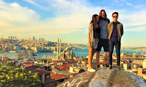 Foto: Mattias Wasell (mitten), PAO-student på utbytesstudier i Istanbul våren-16.