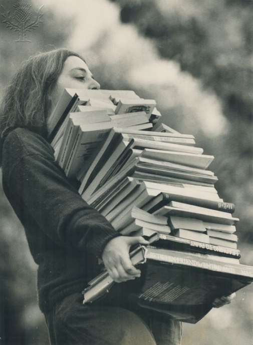 Deborah Schlow lugs a load of books to Trinity College's Friends of the Library annual book sale Foto: Toronto Star