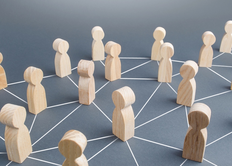 People connected people by lines. Foto: Shutterstock
